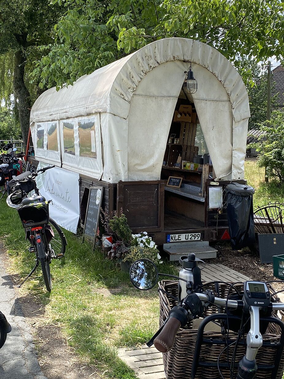 Automatenstation am Wegesrand Automatenstation am Wegesrand. Hier gibt es frische Agrarprodukte vom Hof.