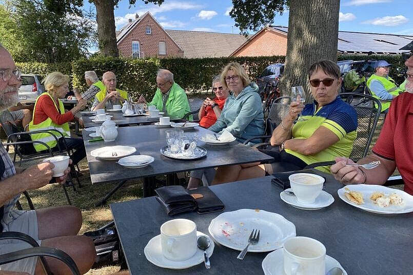 KW34-25_wb12_Hagemanns_Hofcafe_Bruenen
