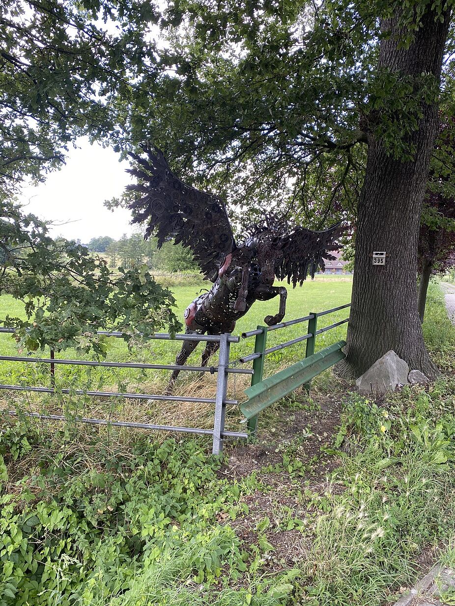 Der Eisenpegasus in Dinslaken Der Eisenpegasus in Dinslaken, gesehen auf der Dickerstr.