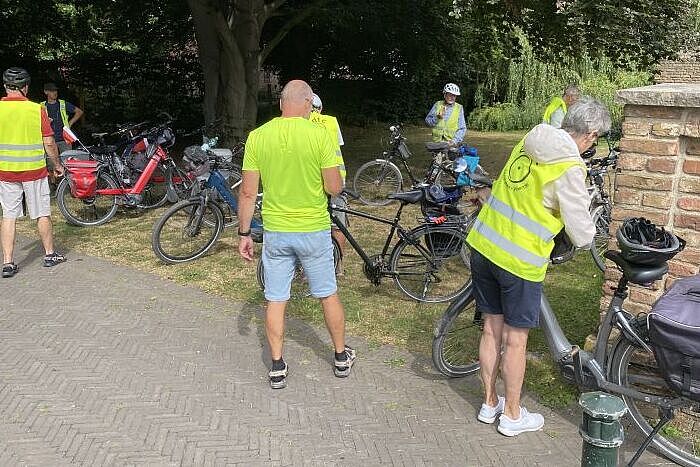 KW34-25_wb05_Hagemanns_Hofcafe_Bruenen