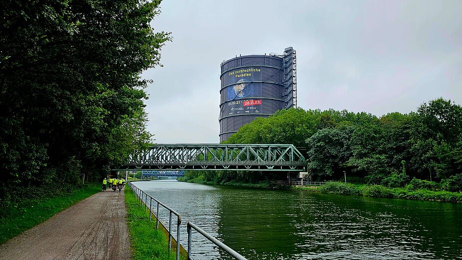 Blick über den Kanal auf den Gasometer Blick über den Kanal auf den Gasometer