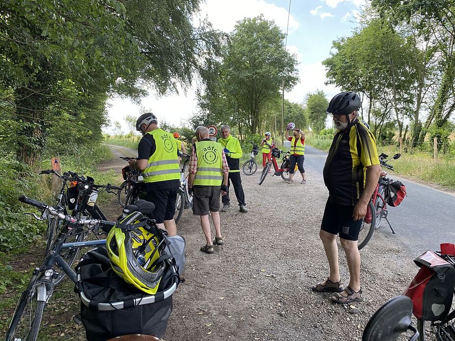 Ein Päuschen am Diersfordter Wald Die Gruppe macht ein Päuschen am Diersfordter Wald