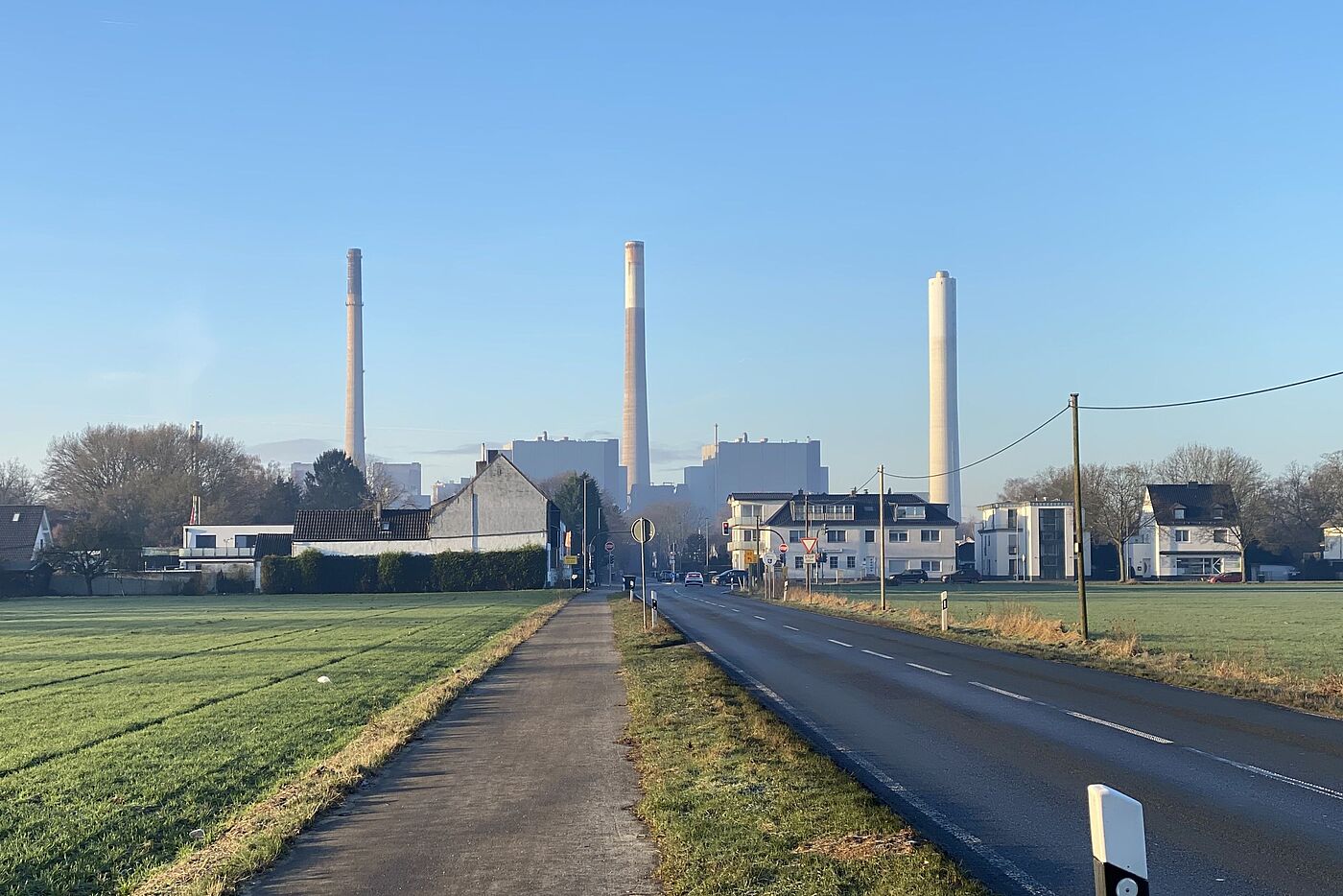 Ein klarer Morgen mit Kraftwerk voraus
