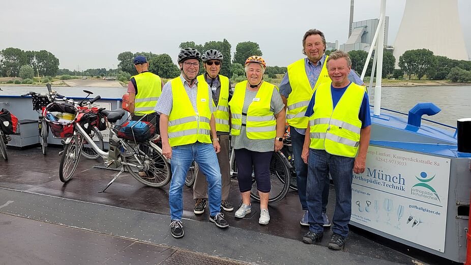 Gruppenbild mit Damen auf der Fähre 01 Gruppenbild mit Damen auf der Fähre