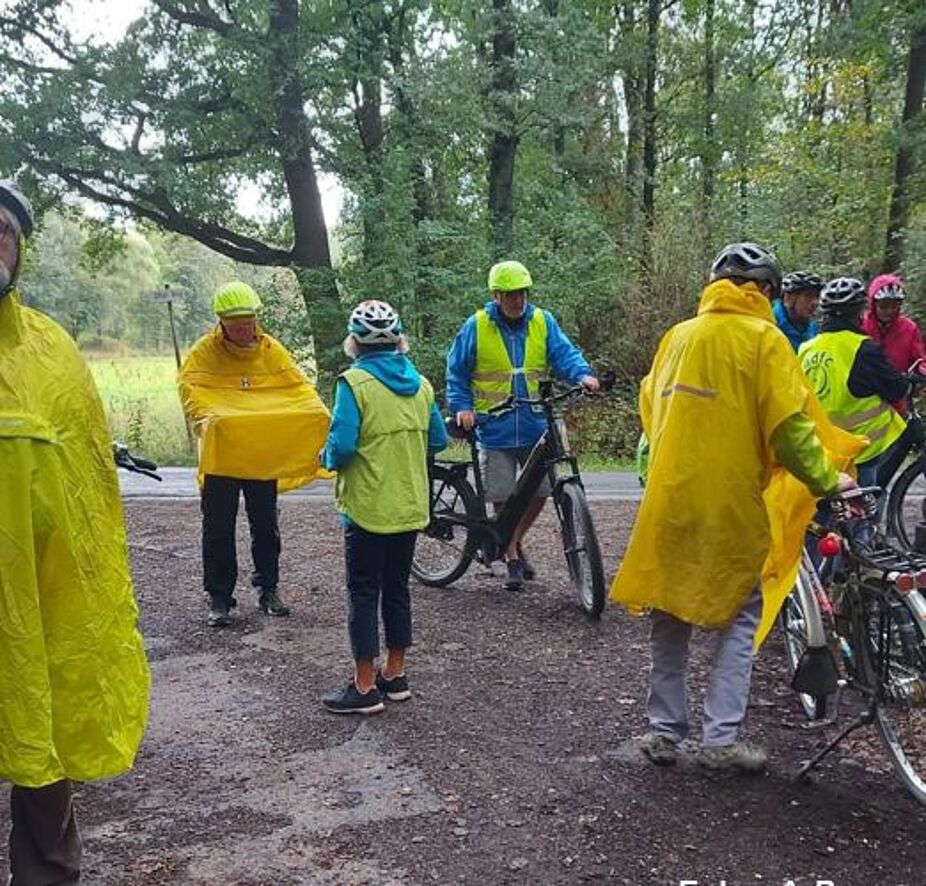 Regenkleidung für die letzten 3 Kilometer zum Fuchsbau