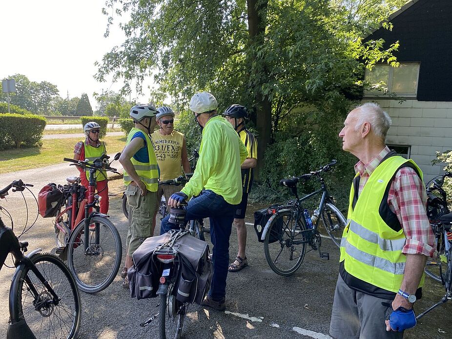 Am Treffpunkt Lippeschlösschen Das Bild zeigt die Gruppe am Treffpunkt Lippeschlösschen