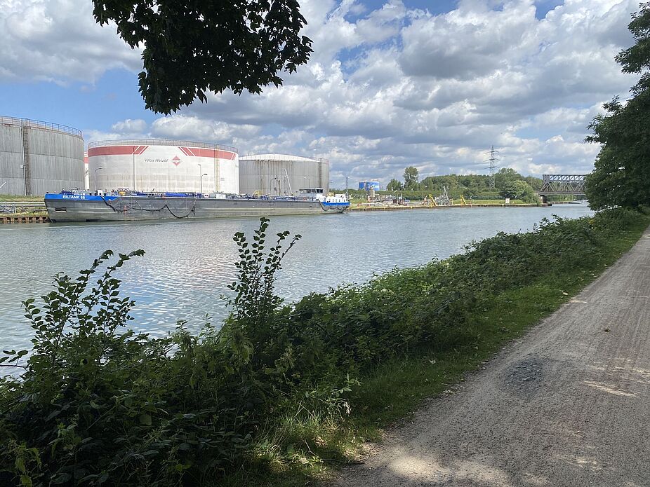 Im Ölhafen von Gelsenkirchen Im Ölhafen von Gelsenkirchen wird im großen Stil Kraftstoff umgeschlagen.