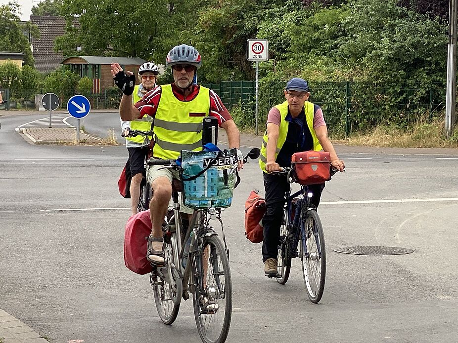 Da kommense 02 Pünktlich trifft die Fahrradgruppe am Treffpunkt Freesmann ein