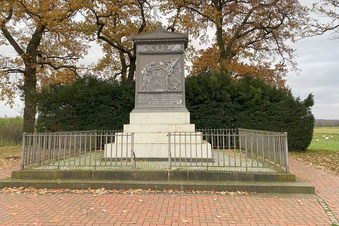 Am Schilldenkmal in Wesel