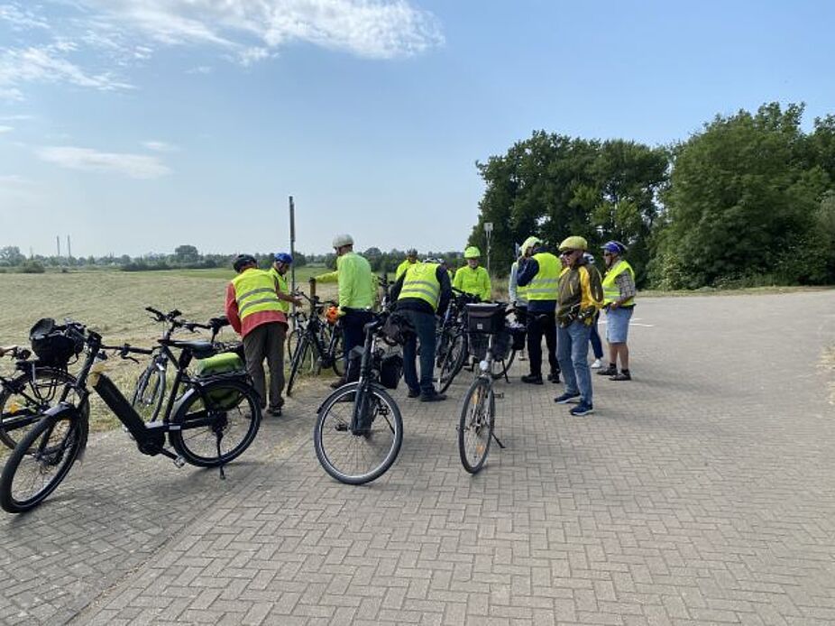 Pause an der Rheinbrücke Die Gruppe legt eine Pause an der Rheinbrücke ein