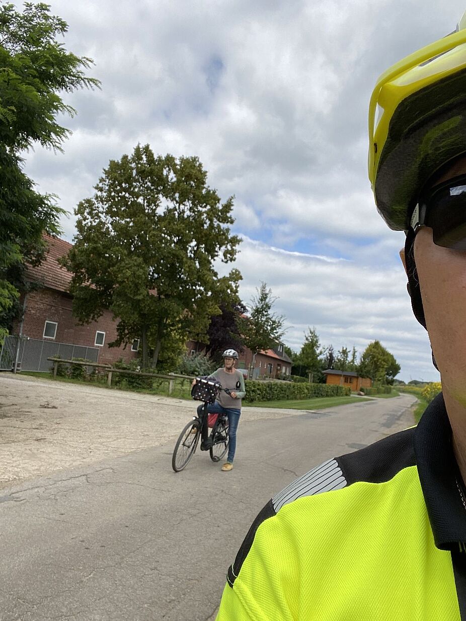 KW32 Erle 17 Eine wirklich nette Radlerin lässt uns den Vortritt Eine wirklich nette Radlerin lässt uns den Vortritt