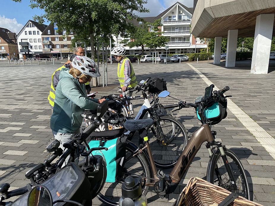 KW29 Wulfen 01 Am Voerder Markt kurz vor der Abfahrt Am Voerder Markt kurz vor der Abfahrt, ein letzter Blick in die Packtasche