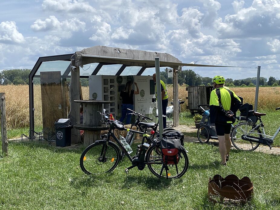 Automatenstation am Wegesrand Automatenstation am Wegesrand. Hier gibt es frische Agrarprodukte vom Hof.