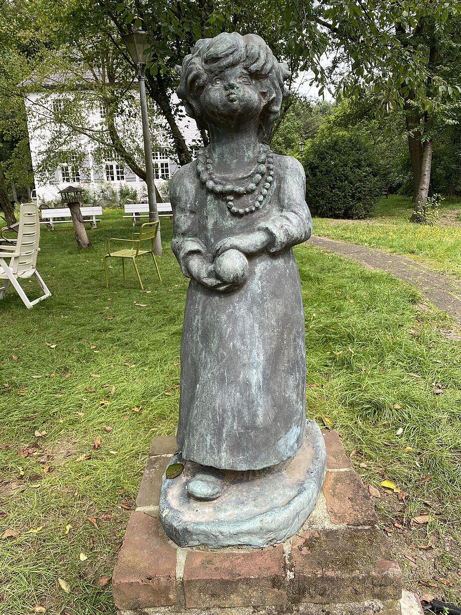 Das Mädchen mit Ball Das Mädchen mit Ball