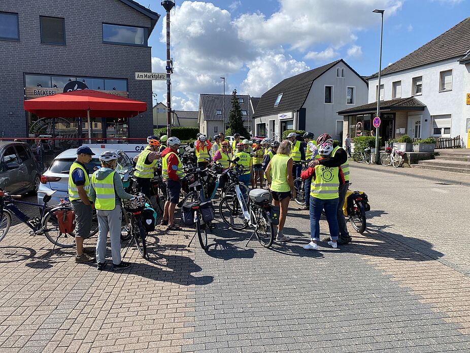 KW29 Wulfen 02 Am Hünxer Markt beim Einsammeln der Mitfahrer Am Hünxer Markt beim Einsammeln der Mitfahrer