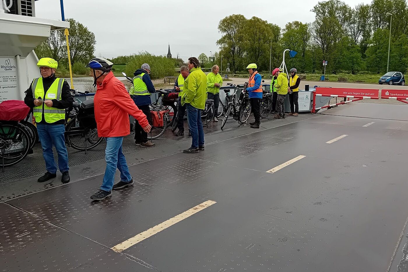 Alle sind glücklich auf der Fähre angekommen