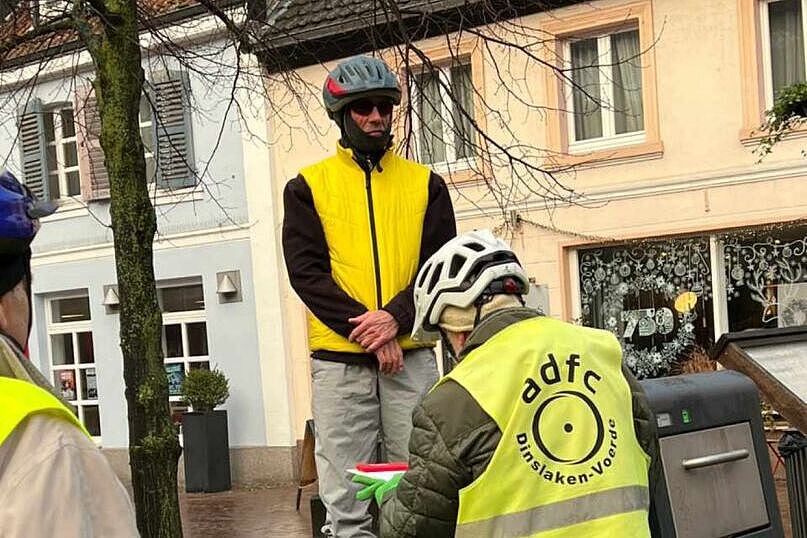 Der Vorfahrer hält eine kurze Ansage