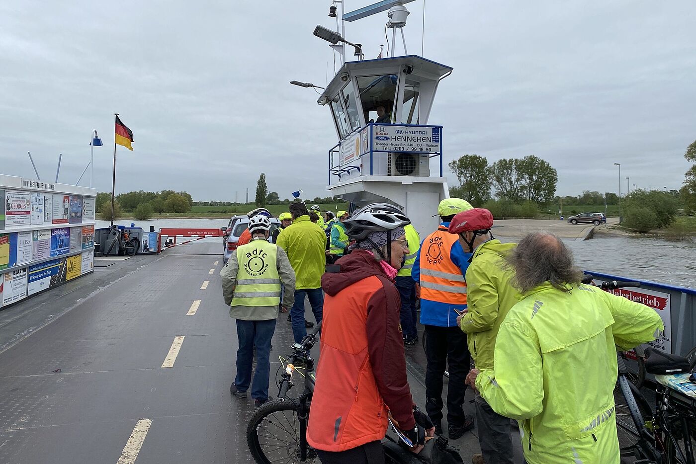Alle sind glücklich auf der Fähre angekommen