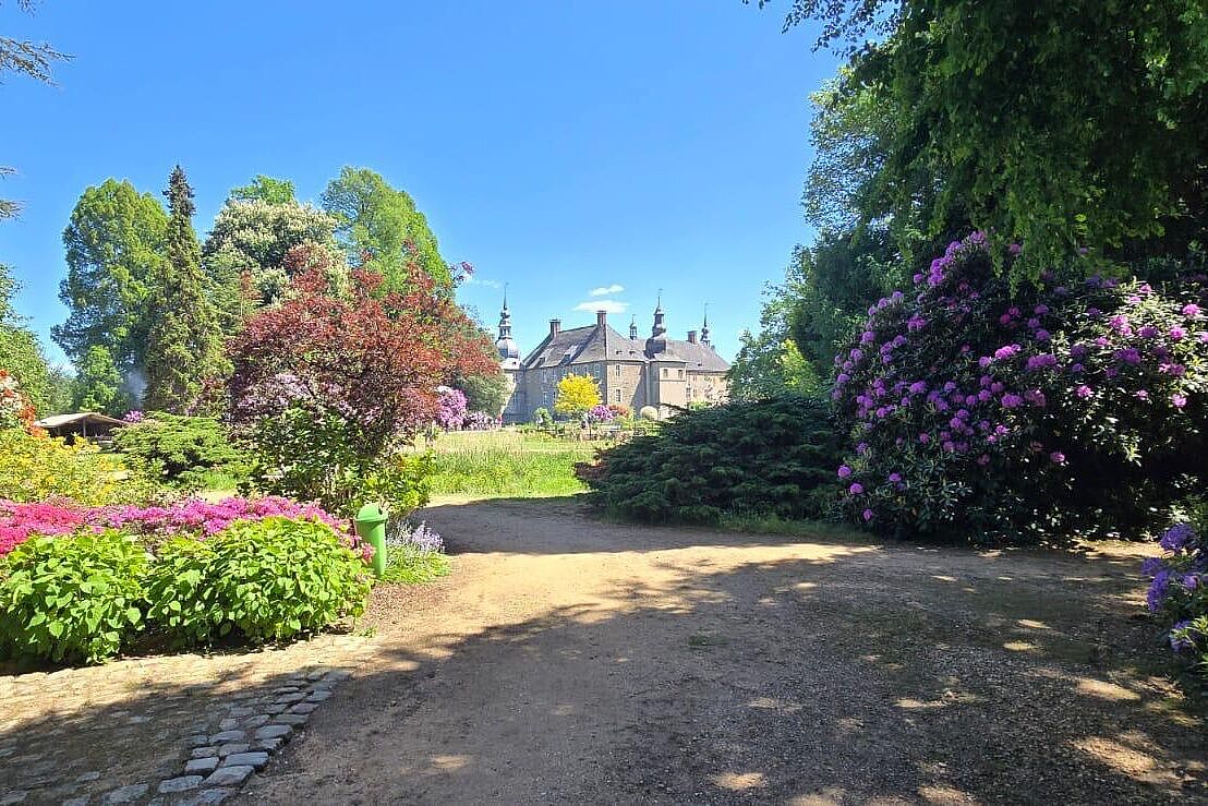 KW20-25_elkr08_Schloss_Lembeck_mit_Rhododendronbluete
