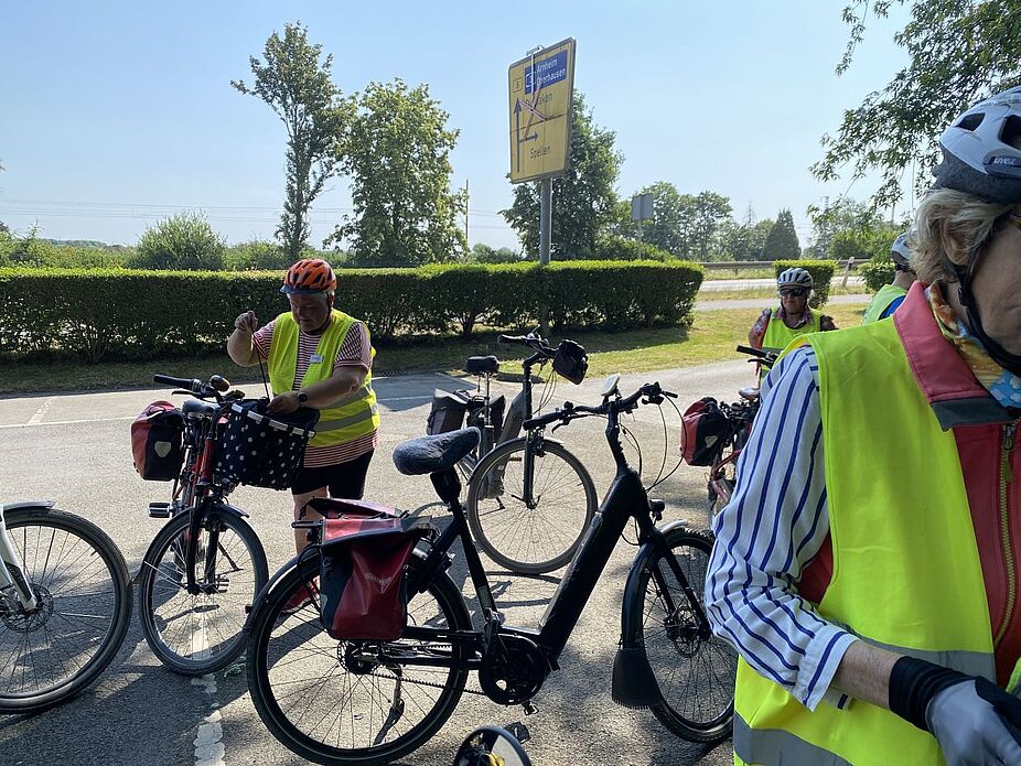 Am Treffpunkt Lippeschlösschen Das Bild zeigt die Gruppe am Treffpunkt Lippeschlösschen