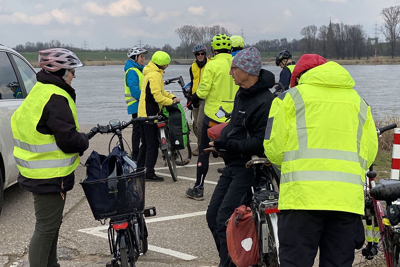 Wir warten auf die Fähre...