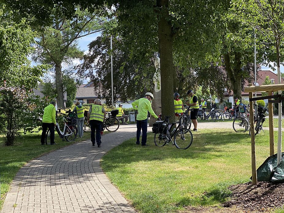 Die übliche kleine Rast in Alpen Die übliche kleine Rast in Alpen am Ehrendenkmal