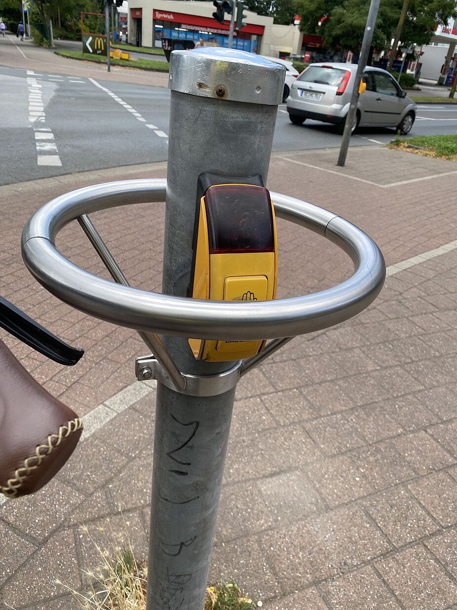 Ampelrufknopf für Radfahrer in Gladbeck Ampelrufknopf für Radfahrer in Gladbeck, mit Griff zum Wegschmeißen!