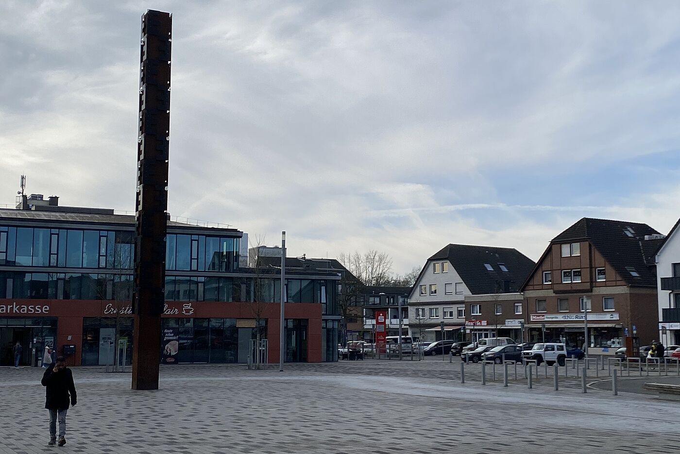 Still steht die Schrottsäule da...