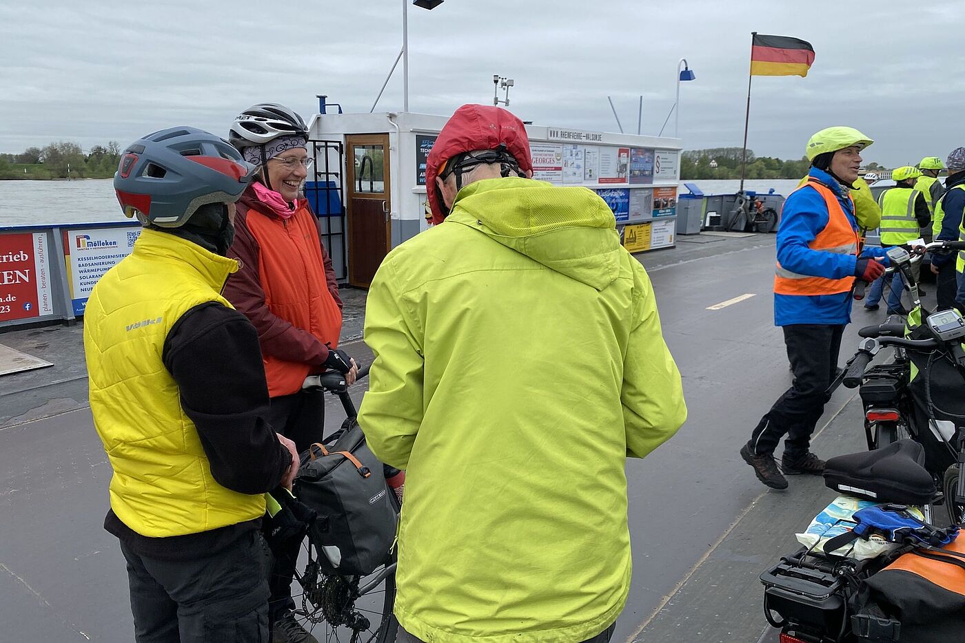 Alle sind glücklich auf der Fähre angekommen
