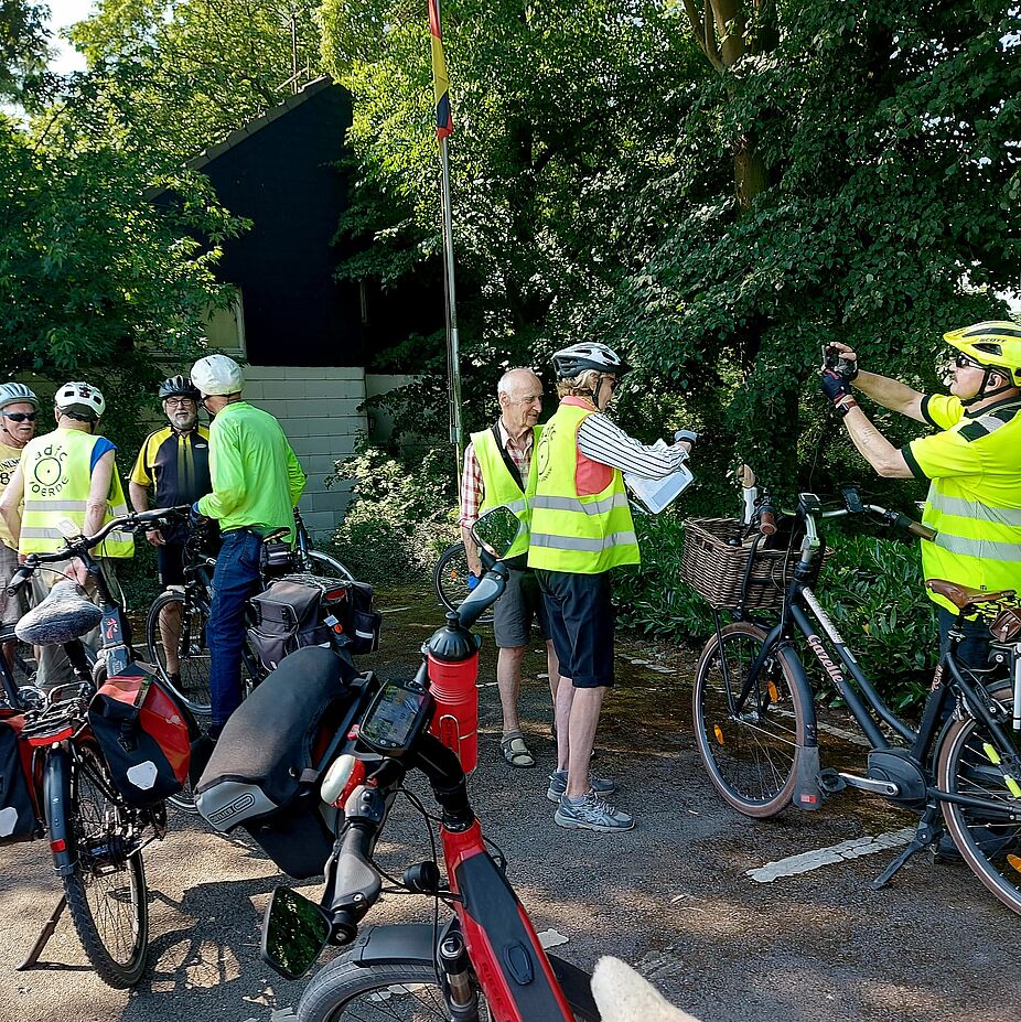 Treffpunkt Lippeschlösschen Das Bild zeigt die Gruppe am Treffpunkt Lippeschlösschen