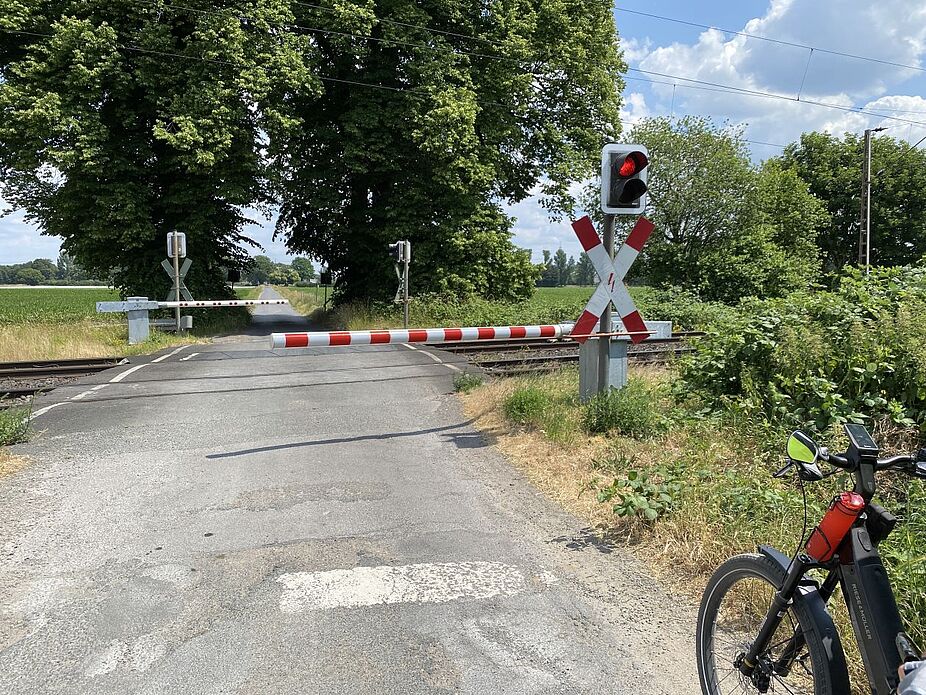 Schranke geshlossen, Respekt! Die Gruppe steht vor einer geschlossene Schranke auf einsamer Flur!