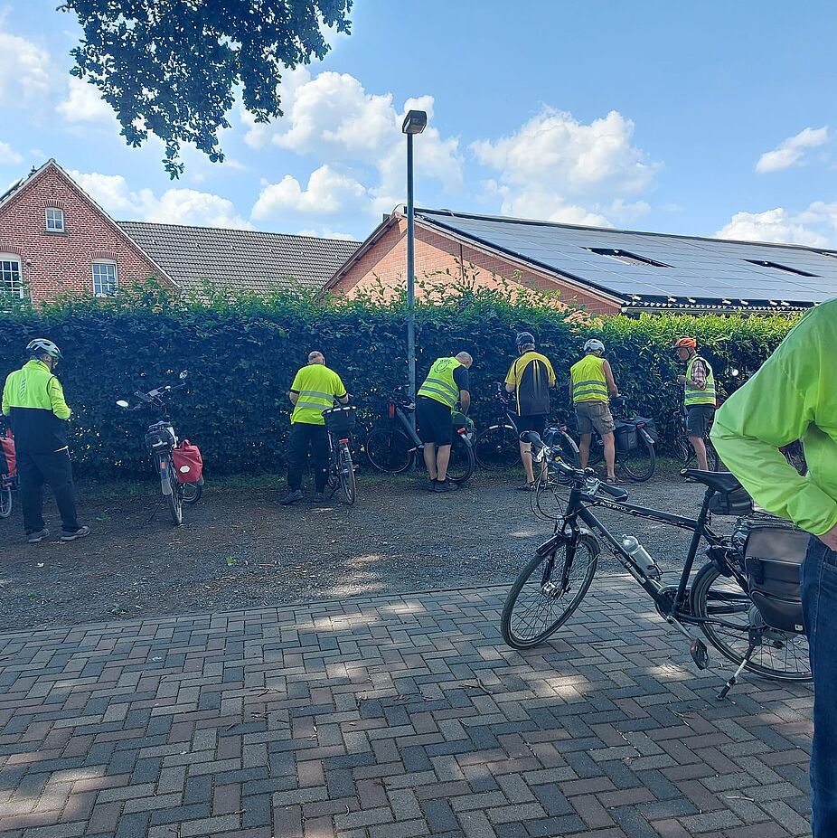 Endlich angekommen! Die Gruppe kommt endlich an Hagemann's Hofcafé an
