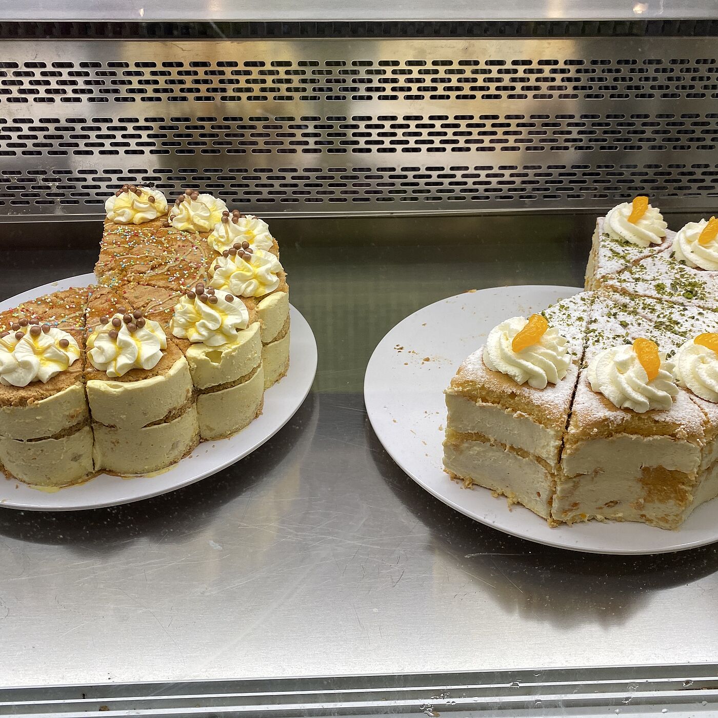 KW37-26_Kuchen-Stopp_im_Hofcafe_Belustedde_wb23
