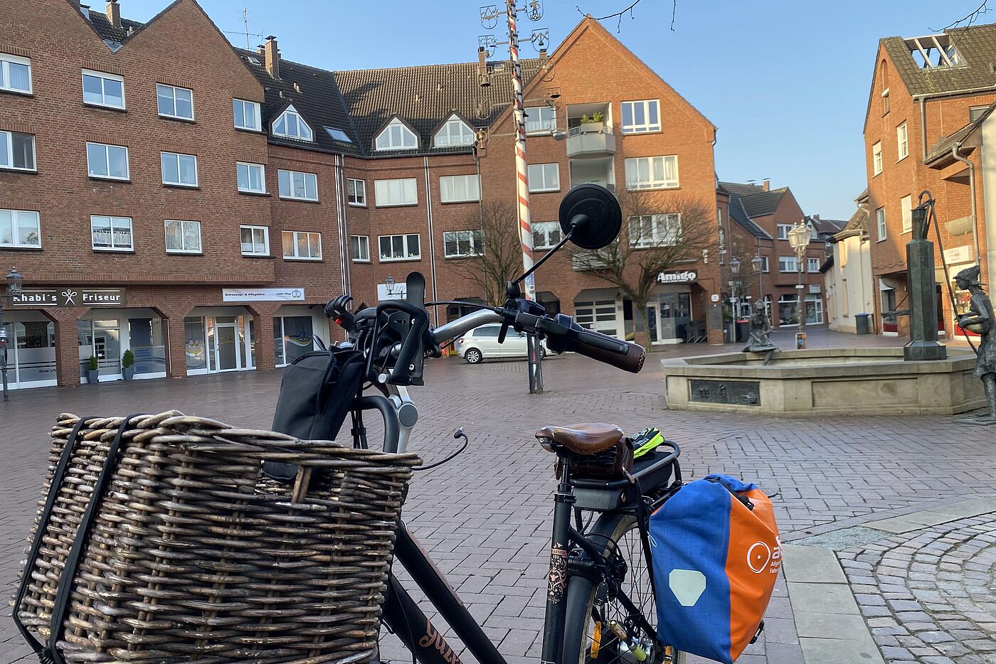 Leer liegt der Altrmarkt am Morgen da
