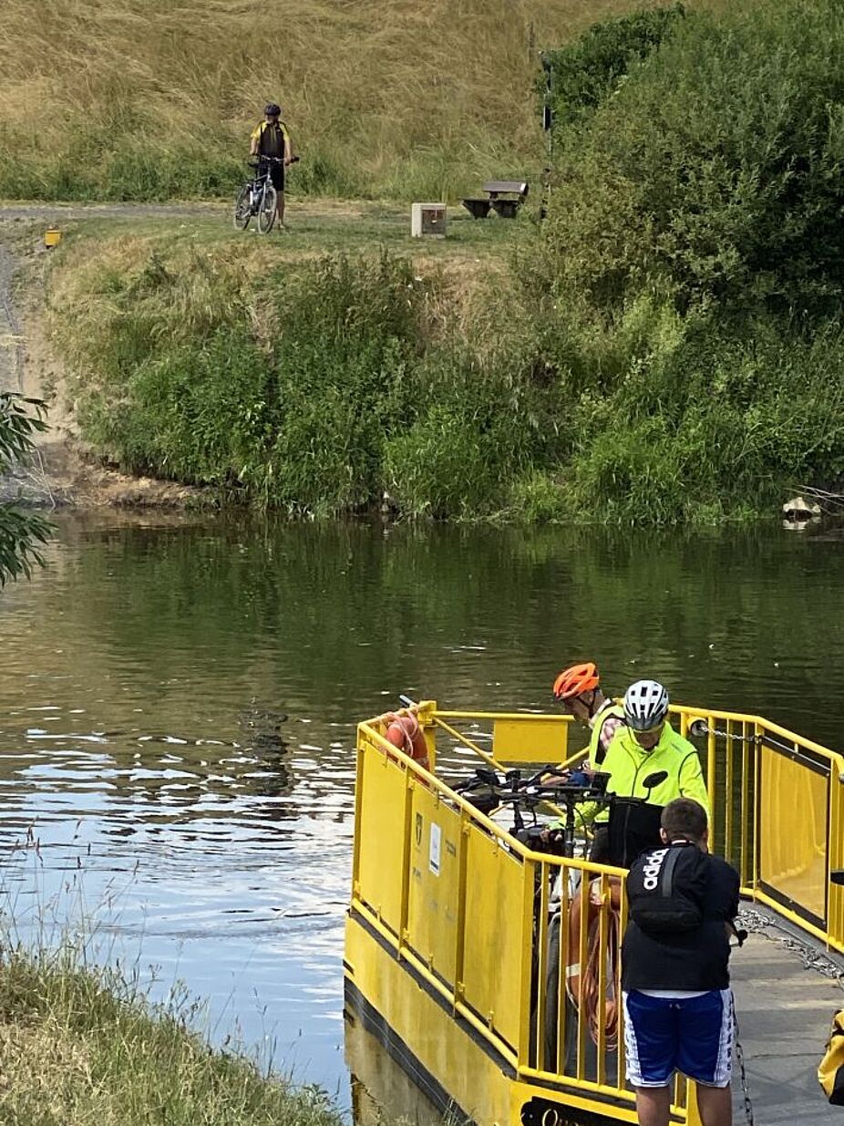 Die Lippefähre, Karl-Heinz bleibt drüben Die Lippefähre "Quertreiber" kommt am anderen Ufer an.