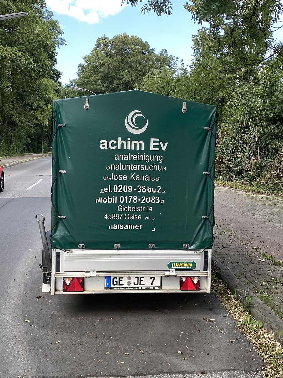 Humor im Pott! Humor im Pott!Die Werbebeschriftung auf einem Anhänger wurde durch geringe Änderungen im Sinn total verändert. Kurz, unanständig und treffsicher.