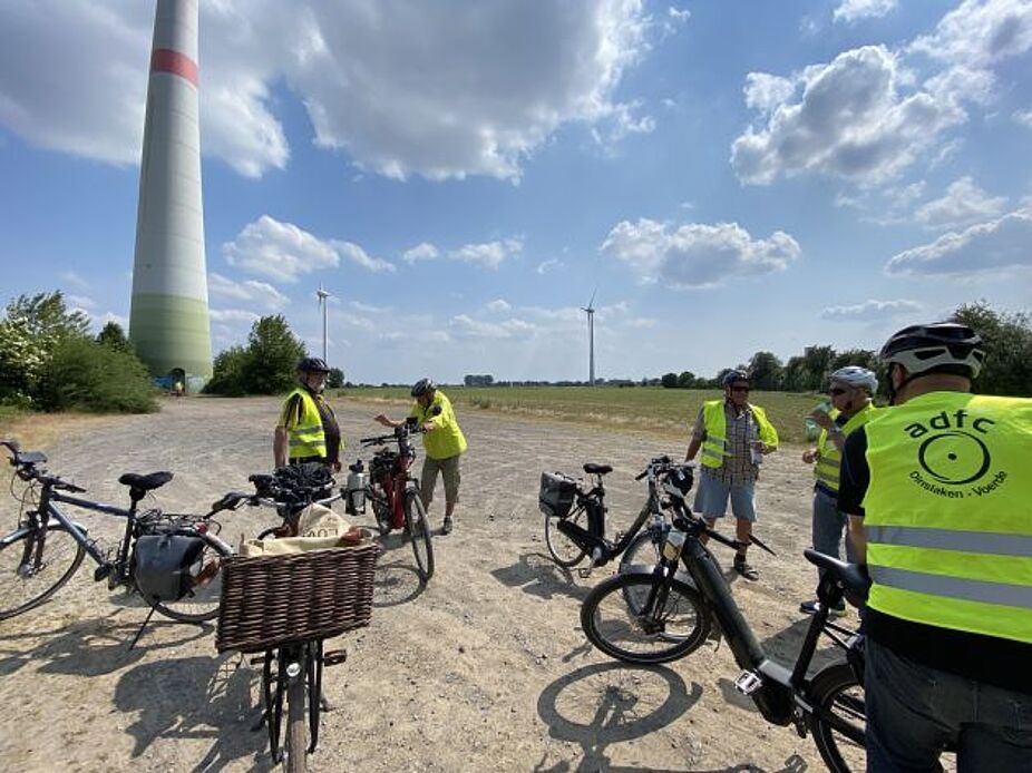 Am Fuße des Windkraftwerkes, Bild 2 Wir pausieren mal wieder am Fuße des Windkraftwerkes in Büderich