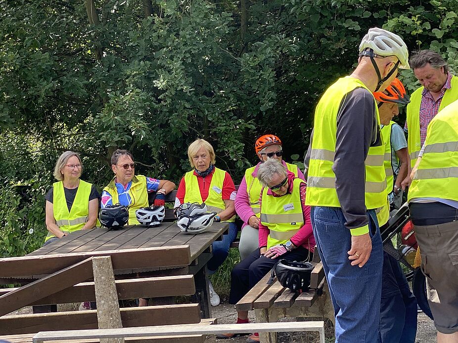 KW29 Wulfen 18 Es darf auch geklönt werden Es darf auch geklönt werden. Einige Damen habes es sich bequem gemacht und unterhalten sich.