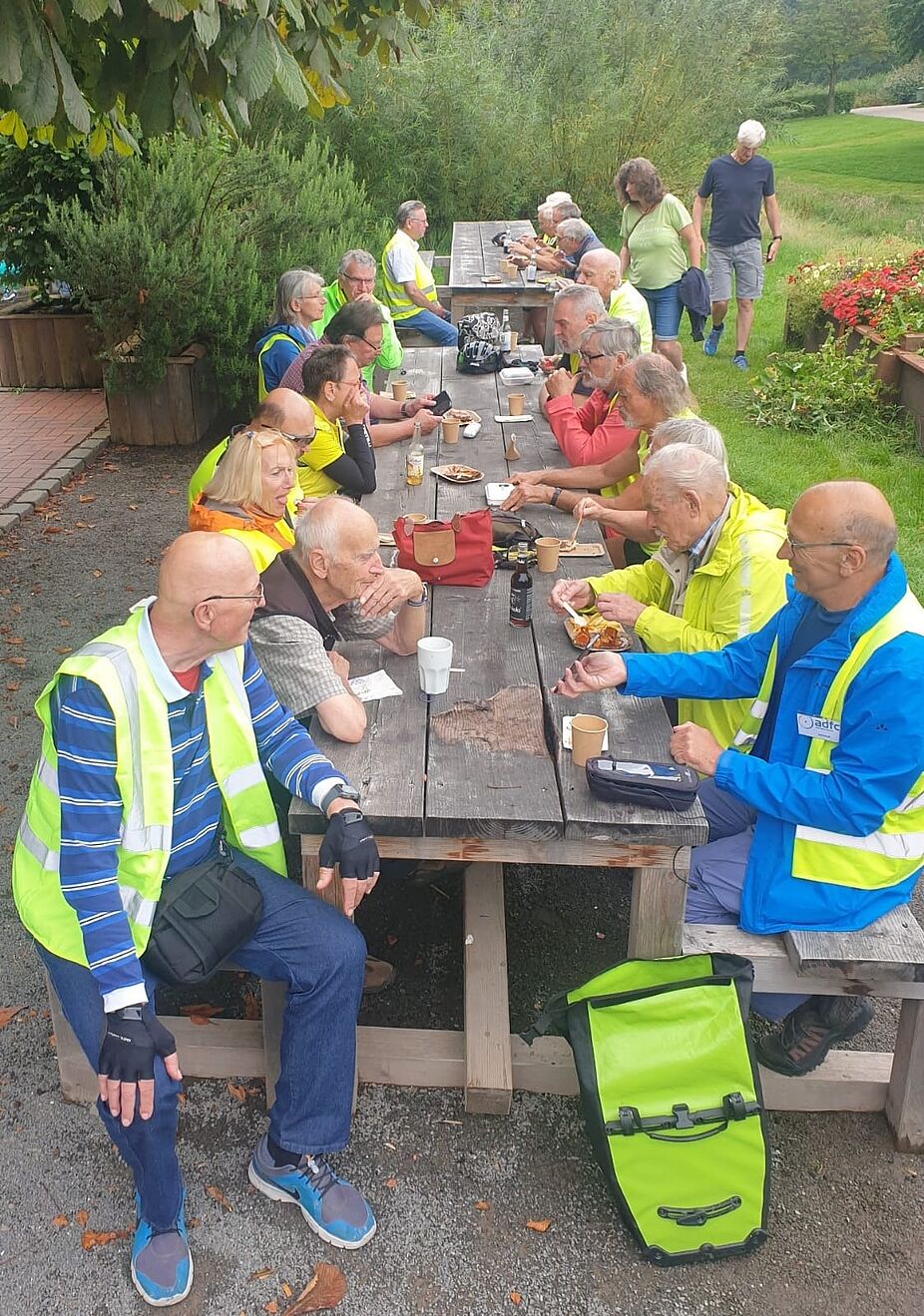 Gemütlich zusammen sitzen Wie die Hühner auf der Stange..