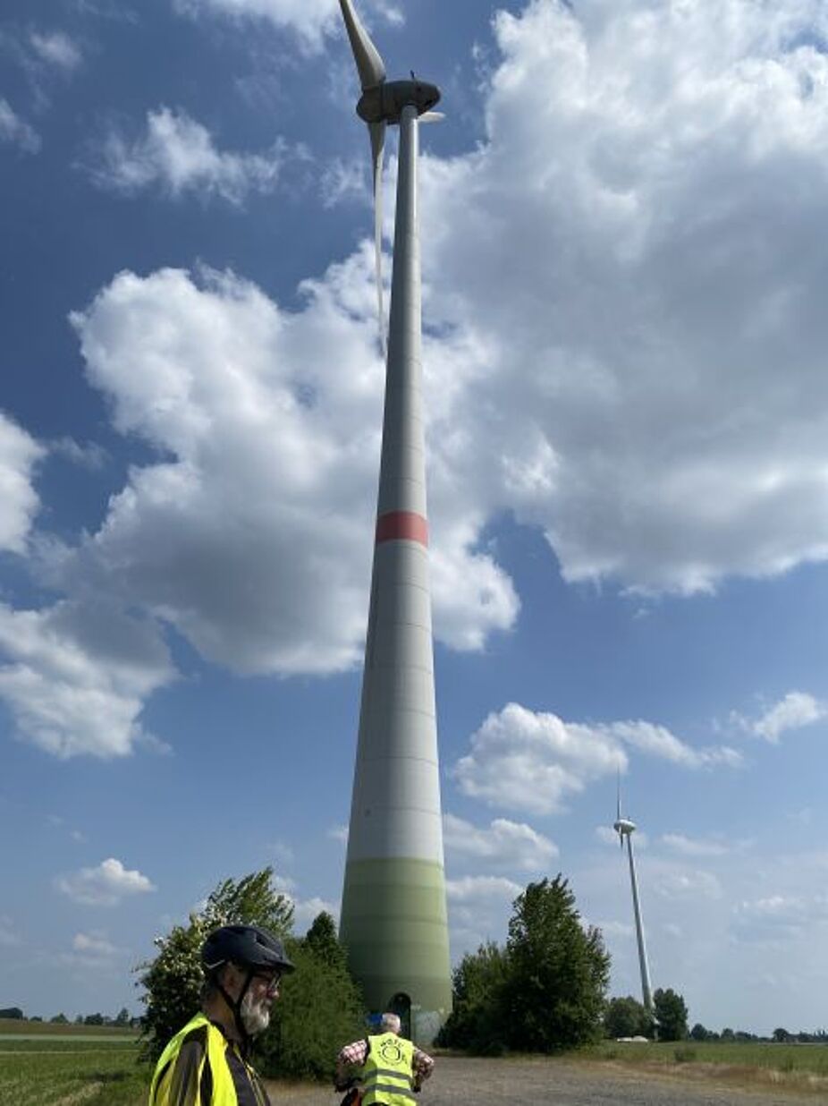 Am Fuße des Windkraftwerkes, Bild 1 Eine Pause am Fuße des Windkraftwerkes in Büderich. Hoher Turm.