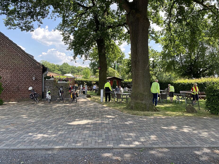Endlich bei Hagemann´s eingetrudelt Der Café-Garten bei Hagemann's liegt idyllisch unter schattigen Bäumen.