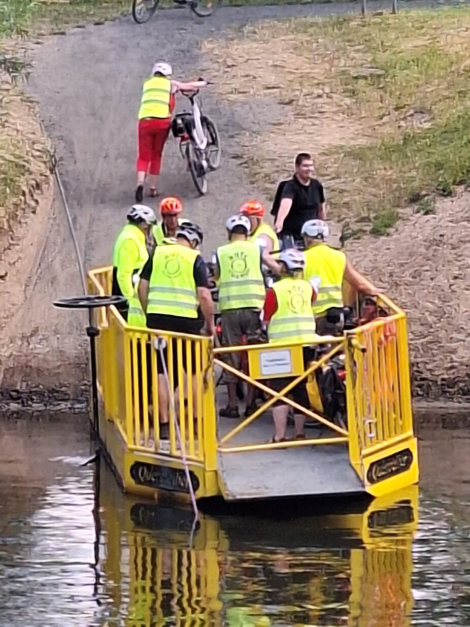 KW24 Hamminkeln, Ankunft am linken Lippeufer 2 Die Gruppe hat erfolgreich die Lippe überquert. Alle steigen aus.