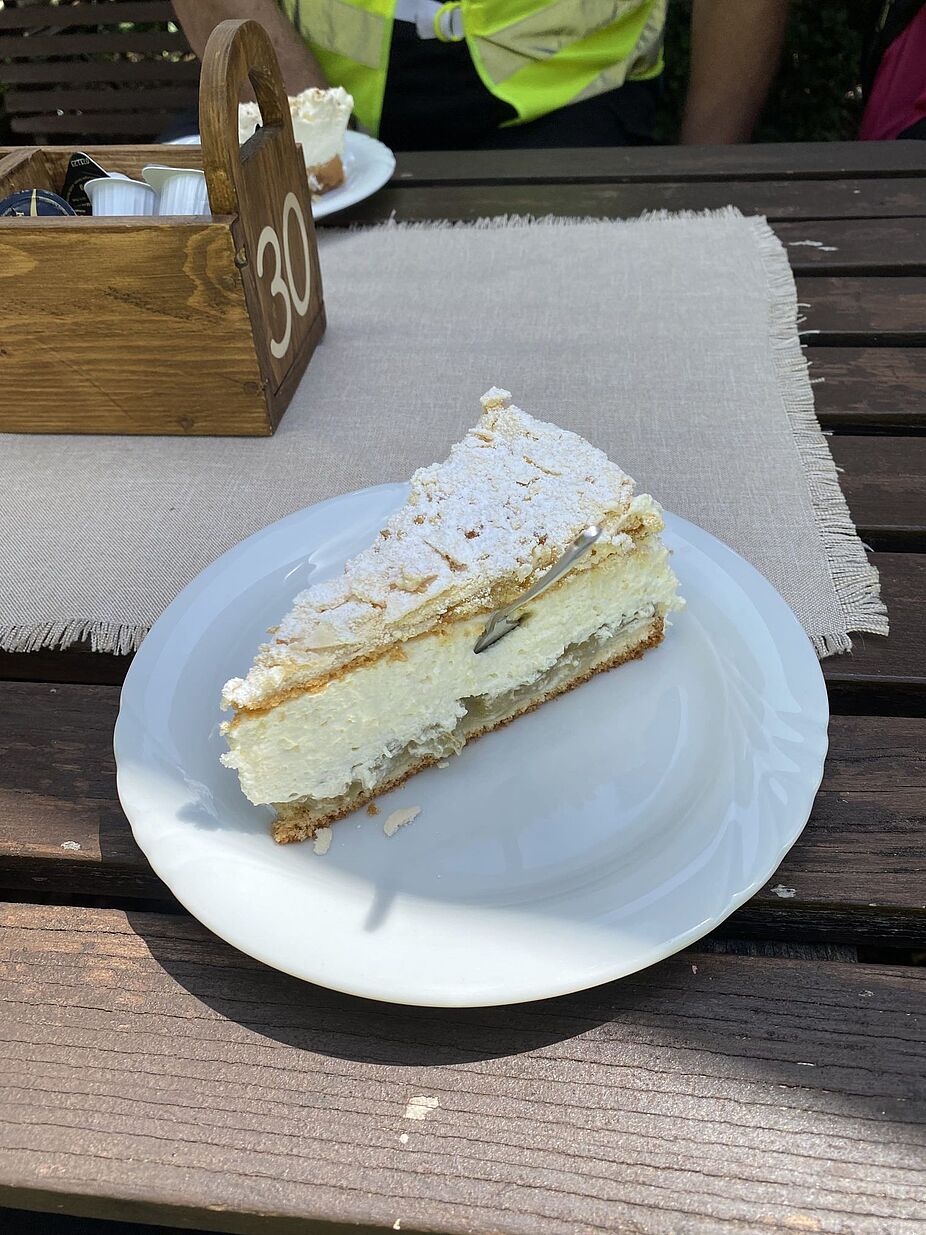 Stachelbeer-Baiser, immer wieder lecker Stachelbeer-Baiser, immer wieder lecker. Ein großes Stück von der Torte. Typisch die seitlich reingesteckte Kuchengabel.
