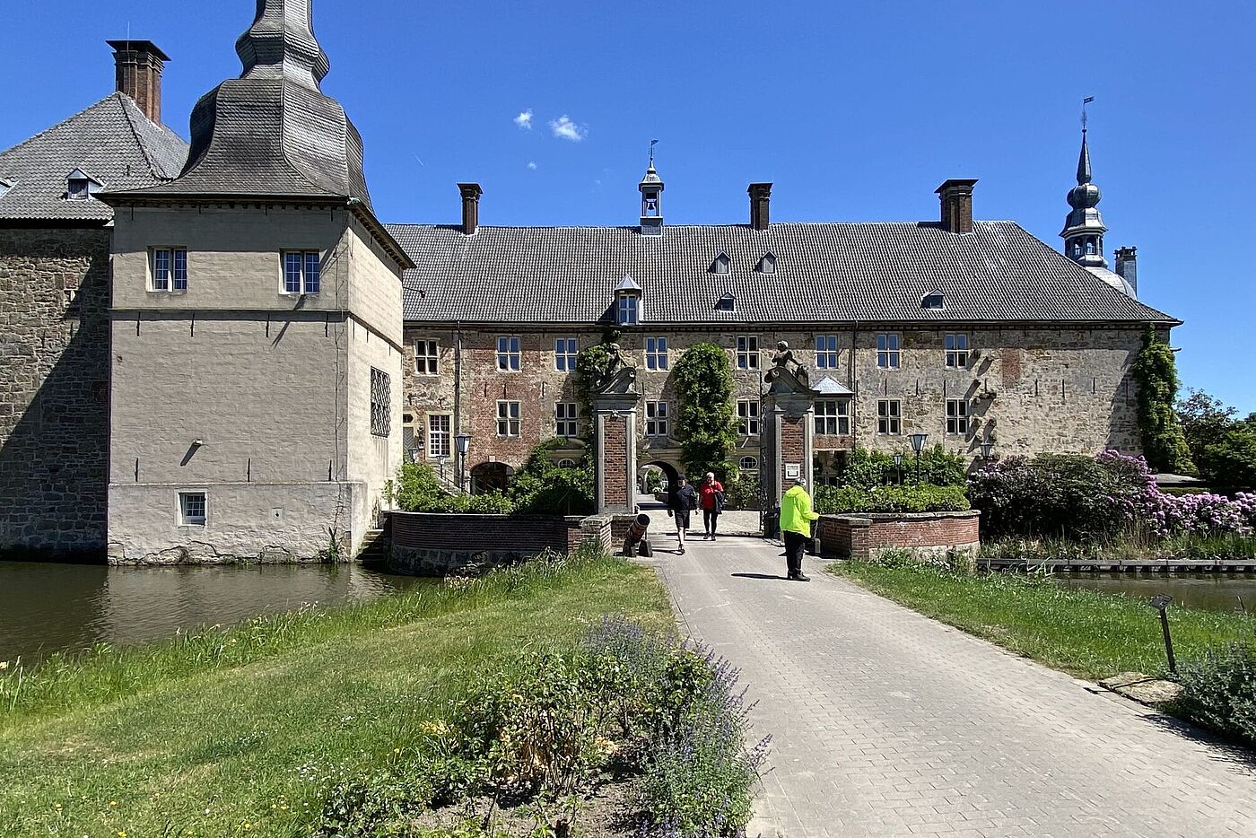 KW20-25_wb22_Schloss_Lembeck_mit_Rhododendronbluete