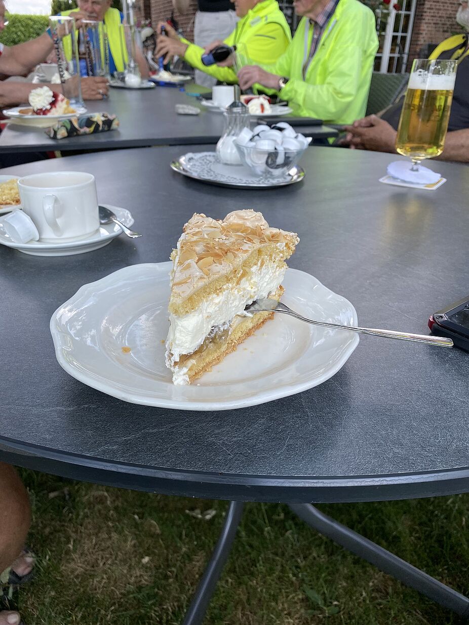 Stachelbeer-Baiser-Torte - lecker! Ein Stück Stachelbeer-Baiser-Torte - lecker!
