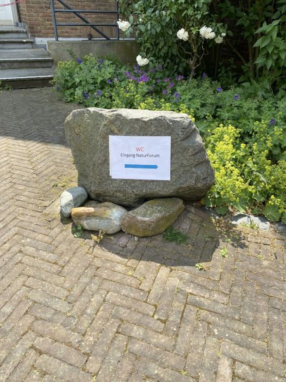 Hinweisschild zu den Toiletten Hinweisschild zu den Toiletten am Naturforum Bislicher Insel