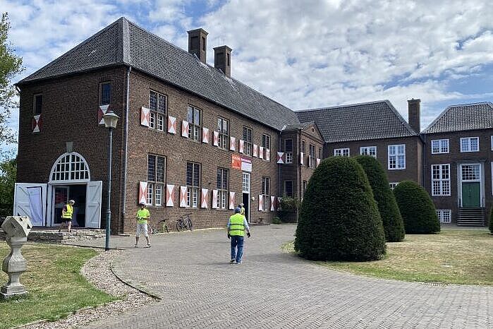KW34-25_wb04_Hagemanns_Hofcafe_Bruenen