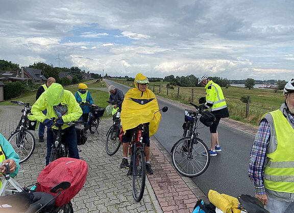 Nach dem Landregen überlegen wir, ob wir die Regensachen nun wieder ausziehen können