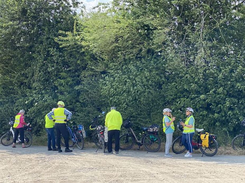 Am Fuße des Windkraftwerkes, Bild 3 Am Fuße des Windkraftwerkes steht man lieber im Schatten
