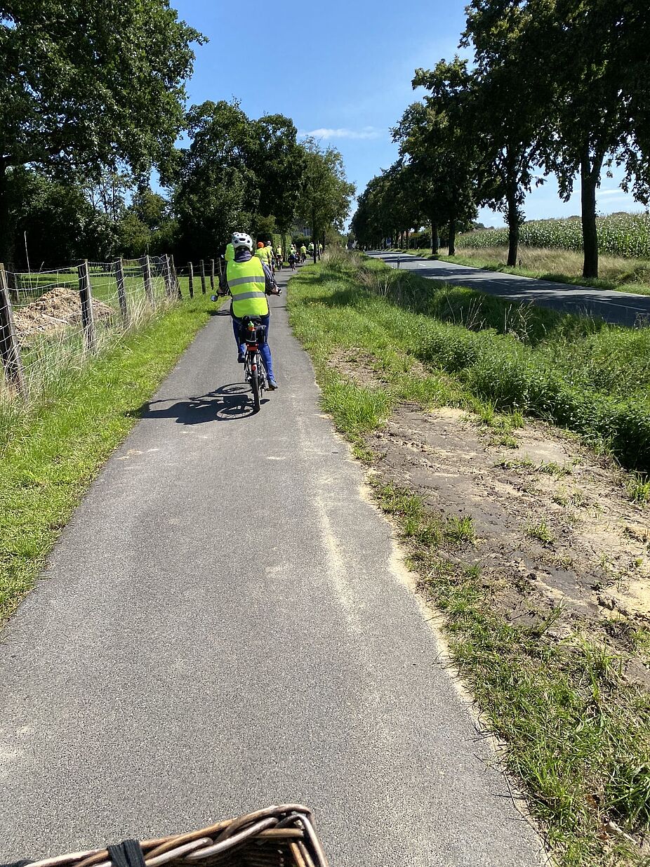 KW32 Erle 07 Und wieder wie an der Schnur gezogen! Wie an der Schur gezogen fahre 19 Radler durch die Felder